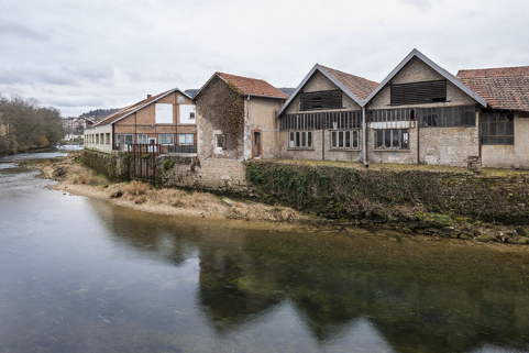 Ateliers et conciergerie bordant la Loue à l'ouest. © Région Bourgogne-Franche-Comté, Inventaire du patrimoine