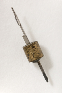 Une verge pour échappement à roue de rencontre. Noter les deux palettes dans la moitié supérieure de l'axe. © Région Bourgogne-Franche-Comté, Inventaire du patrimoine