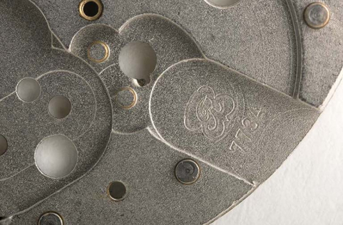 Ebauche Valjoux 7734 : logotype de la société et indication du modèle. © Région Bourgogne-Franche-Comté, Inventaire du patrimoine