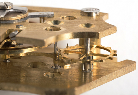 Echappement à chevilles : ancre et ses deux chevilles au centre, roue d'ancre à droite. © Région Bourgogne-Franche-Comté, Inventaire du patrimoine