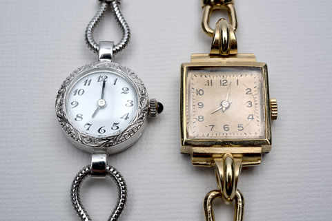 Face supérieure des deux montres, vue en plongée. © Région Bourgogne-Franche-Comté, Inventaire du patrimoine