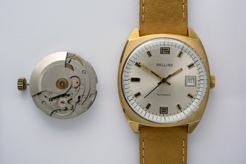 Montre-bracelet automatique Relliac (à côté d'un mouvement France Ebauches FE 4611), à Maîche, vers 1980. © Région Bourgogne-Franche-Comté, Inventaire du patrimoine
