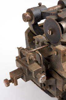 Système de fixation de la roue de cylindre et meule en carborandum. © Région Bourgogne-Franche-Comté, Inventaire du patrimoine