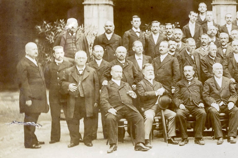 Souvenir du Banquet offert le 2 Septembre 1900 par l'Administration des Forges de Franche-Comté à Monsieur Paul Girod à l'occasion de sa promotion dans la Légion d'Honneur [détail de la partie gauche]. © Région Bourgogne-Franche-Comté, Inventaire du patrimoine