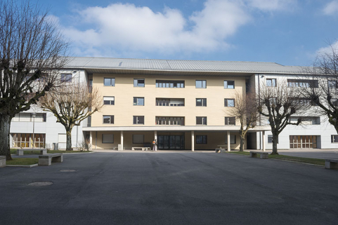 Cour et détail de l'entrée sur la façade antérieure de l'internat de garçons. © Région Bourgogne-Franche-Comté, Inventaire du patrimoine