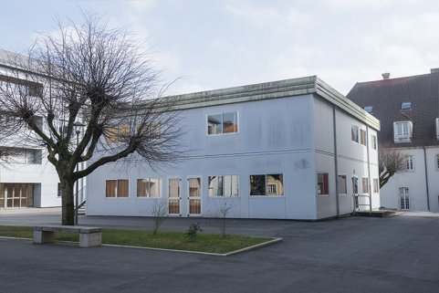 Angle nord-ouest, façade antérieure nord-ouest du préfabriqué dans la cour. © Région Bourgogne-Franche-Comté, Inventaire du patrimoine