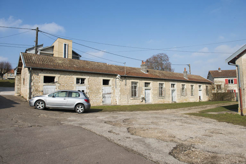 Cou"Au bas de la caserne" : façade sud-est de la barre de logements et écuries, vue du sud-ouest. © Région Bourgogne-Franche-Comté, Inventaire du patrimoine