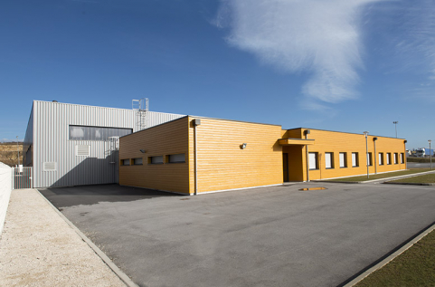 Angle nord-ouest, façade d'entrée ouest du bâtiment d'enseignement et angle nord-ouest de l'atelier. © Région Bourgogne-Franche-Comté, Inventaire du patrimoine