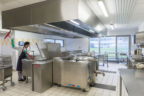 Vue intérieure de la cuisine de la cantine. © Région Bourgogne-Franche-Comté, Inventaire du patrimoine