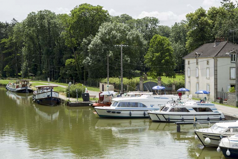 Vue sur le port, le parc Barbey et son portail, la façade est du pavillon Barbey, depuis le nord-est. © Région Bourgogne-Franche-Comté, Inventaire du patrimoine Vue sur le port, le parc Barbey et son portail, la façade est du pavillon Barbey, depuis le nord-est. © Région Bourgogne-Franche-Comté, Inventaire du patrimoine
