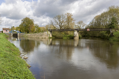 En amont de la confluence avec la Saône, la confluence du Coney et du canal, site d'écluse et passerelle sur le Coney, depuis le sud. © Région Bourgogne-Franche-Comté, Inventaire du patrimoine En amont de la confluence avec la Saône, la confluence du Coney et du canal, site d'écluse et passerelle sur le Coney, depuis le sud. © Région Bourgogne-Franche-Comté, Inventaire du patrimoine