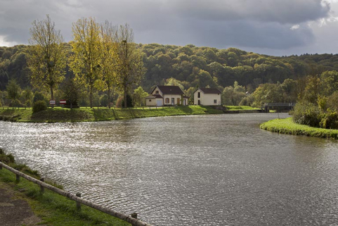 Entrée du canal de navigation et le site du barrage mobile. © Région Bourgogne-Franche-Comté, Inventaire du patrimoine Entrée du canal de navigation et le site du barrage mobile. © Région Bourgogne-Franche-Comté, Inventaire du patrimoine