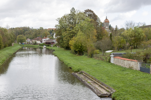 Le clocher de l'église depuis le pont. © Région Bourgogne-Franche-Comté, Inventaire du patrimoine Le clocher de l'église depuis le pont. © Région Bourgogne-Franche-Comté, Inventaire du patrimoine