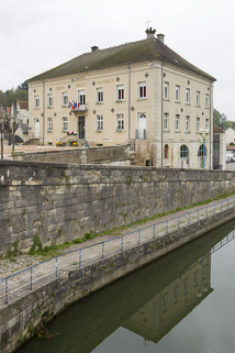 L'hôtel de ville et le bief. © Région Bourgogne-Franche-Comté, Inventaire du patrimoine