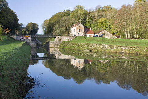 Entrée du canal depuis l'amont. © Région Bourgogne-Franche-Comté, Inventaire du patrimoine Entrée du canal depuis l'amont. © Région Bourgogne-Franche-Comté, Inventaire du patrimoine