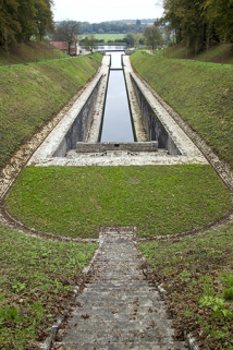 Vue du canal depuis le haut de l'escalier. © Région Bourgogne-Franche-Comté, Inventaire du patrimoine Vue du canal depuis le haut de l'escalier. © Région Bourgogne-Franche-Comté, Inventaire du patrimoine