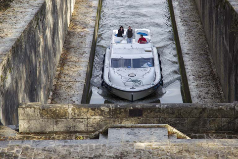 Bateau s'apprêtant à entrer dans le tunnel. © Région Bourgogne-Franche-Comté, Inventaire du patrimoine Bateau s'apprêtant à entrer dans le tunnel. © Région Bourgogne-Franche-Comté, Inventaire du patrimoine
