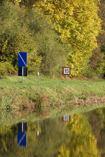 Panneau de signalisation indiquant la limitation de vitesse pour les bateaux montants. © Région Bourgogne-Franche-Comté, Inventaire du patrimoine Panneau de signalisation indiquant la limitation de vitesse pour les bateaux montants. © Région Bourgogne-Franche-Comté, Inventaire du patrimoine