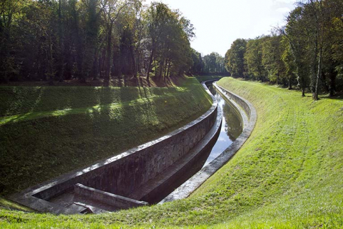 Le canal de navigation en aval. © Région Bourgogne-Franche-Comté, Inventaire du patrimoine Le canal de navigation en aval. © Région Bourgogne-Franche-Comté, Inventaire du patrimoine