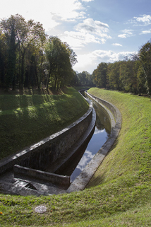 Le canal en aval. © Région Bourgogne-Franche-Comté, Inventaire du patrimoine Le canal en aval. © Région Bourgogne-Franche-Comté, Inventaire du patrimoine