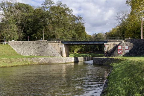 Passage de la dérivation à la partie canal en aval. © Région Bourgogne-Franche-Comté, Inventaire du patrimoine Passage de la dérivation à la partie canal en aval. © Région Bourgogne-Franche-Comté, Inventaire du patrimoine
