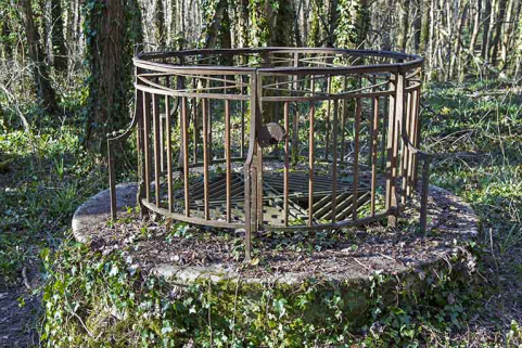 Le puits avec son mur, sa margelle et son garde-corps. © Région Bourgogne-Franche-Comté, Inventaire du patrimoine Le puits avec son mur, sa margelle et son garde-corps. © Région Bourgogne-Franche-Comté, Inventaire du patrimoine