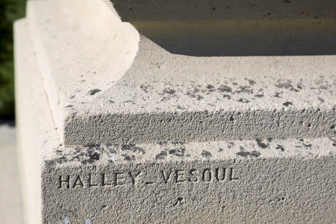 Statue de la Vierge Libératrice de Ray : signature du sculpteur Halley. © Région Bourgogne-Franche-Comté, Inventaire du patrimoine