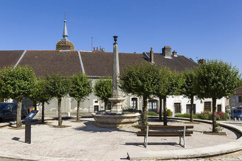 Vue de la fontaine et de la place Gabrielle de Salverte. © Région Bourgogne-Franche-Comté, Inventaire du patrimoine