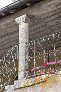 Colonne centrale du deuxième palier. © Région Bourgogne-Franche-Comté, Inventaire du patrimoine Colonne centrale du deuxième palier. © Région Bourgogne-Franche-Comté, Inventaire du patrimoine