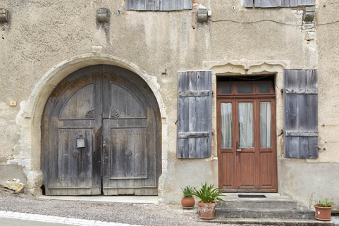 Façade antérieure : porte cochère et baie modifiée avec linteau en accolade. © Région Bourgogne-Franche-Comté, Inventaire du patrimoine Façade antérieure : porte cochère et baie modifiée avec linteau en accolade. © Région Bourgogne-Franche-Comté, Inventaire du patrimoine