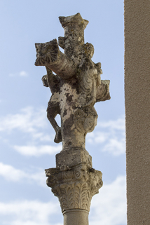 La croix vue de trois quart : Vierge à l'Enfant. © Région Bourgogne-Franche-Comté, Inventaire du patrimoine