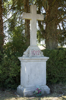 Croix du nouveau cimetière, déplacée au croisement des rues du Château et de Tincey. © Région Bourgogne-Franche-Comté, Inventaire du patrimoine