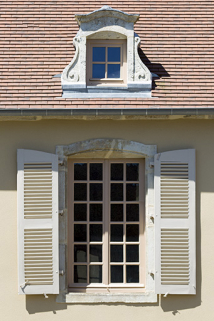Façade antérieure : une fenêtre du premier étage et une lucarne de l'étage de comble. © Région Bourgogne-Franche-Comté, Inventaire du patrimoine Façade antérieure : une fenêtre du premier étage et une lucarne de l'étage de comble. © Région Bourgogne-Franche-Comté, Inventaire du patrimoine