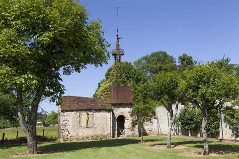 Bâtiment avec éolienne en fond de parcelle. © Région Bourgogne-Franche-Comté, Inventaire du patrimoine Bâtiment avec éolienne en fond de parcelle. © Région Bourgogne-Franche-Comté, Inventaire du patrimoine