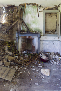 Intérieur du bâtiment : une pièce avec cheminée. © Région Bourgogne-Franche-Comté, Inventaire du patrimoine Intérieur du bâtiment : une pièce avec cheminée. © Région Bourgogne-Franche-Comté, Inventaire du patrimoine