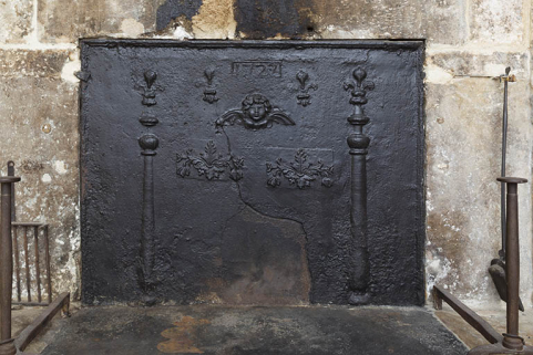 Intérieur : plaque de cheminée de la cuisine, portant la date 1729 (?). © Région Bourgogne-Franche-Comté, Inventaire du patrimoine Intérieur : plaque de cheminée de la cuisine, portant la date 1729 (?). © Région Bourgogne-Franche-Comté, Inventaire du patrimoine
