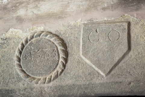 Intérieur de la ferme : inscription (C O) et date (1583) sur le linteau de la cheminée de la cuisine. © Région Bourgogne-Franche-Comté, Inventaire du patrimoine Intérieur de la ferme : inscription (C O) et date (1583) sur le linteau de la cheminée de la cuisine. © Région Bourgogne-Franche-Comté, Inventaire du patrimoine