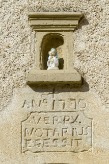 Détail de l'aile en retour d'équerre sur cour : inscription et date (1770). © Région Bourgogne-Franche-Comté, Inventaire du patrimoine Détail de l'aile en retour d'équerre sur cour : inscription et date (1770). © Région Bourgogne-Franche-Comté, Inventaire du patrimoine