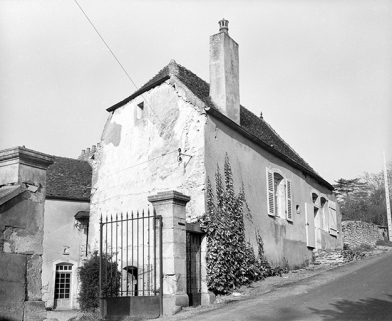 [Vue générale depuis la rue du Château], 1955. © Région Bourgogne-Franche-Comté, Inventaire du patrimoine