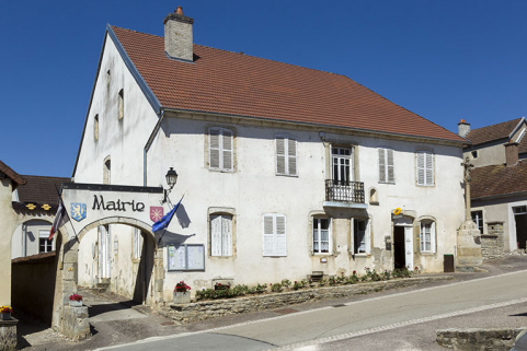 Façade antérieure, de trois quarts gauche. © Région Bourgogne-Franche-Comté, Inventaire du patrimoine Façade antérieure, de trois quarts gauche. © Région Bourgogne-Franche-Comté, Inventaire du patrimoine
