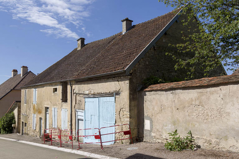 Ferme 5 rue du Château : vue de trois quart droit. © Région Bourgogne-Franche-Comté, Inventaire du patrimoine Ferme 5 rue du Château : vue de trois quart droit. © Région Bourgogne-Franche-Comté, Inventaire du patrimoine