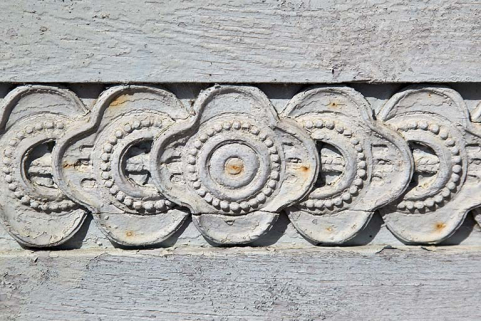 Ferme 5 rue du Château : détail du décor de la porte du logis. © Région Bourgogne-Franche-Comté, Inventaire du patrimoine Ferme 5 rue du Château : détail du décor de la porte du logis. © Région Bourgogne-Franche-Comté, Inventaire du patrimoine