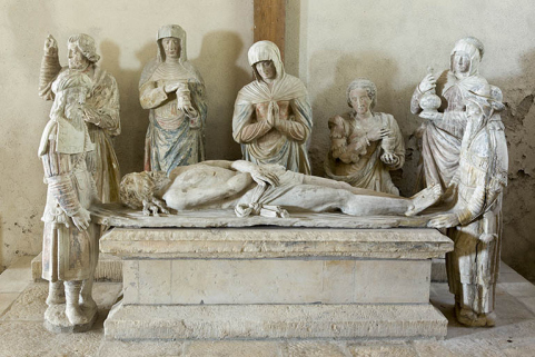 Groupe sculpté (dans la nef) : la Mise au tombeau, vue de face. © Région Bourgogne-Franche-Comté, Inventaire du patrimoine