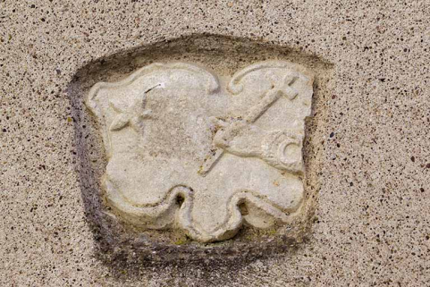 Maison 5 place Gabrielle de Salverte : détail du relief de la porte d'entrée en fond de cour. © Région Bourgogne-Franche-Comté, Inventaire du patrimoine Maison 5 place Gabrielle de Salverte : détail du relief de la porte d'entrée en fond de cour. © Région Bourgogne-Franche-Comté, Inventaire du patrimoine