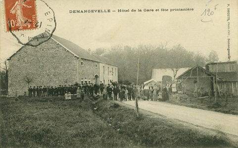 Demangevelle. Hôtel de la gare et fête printanière. Carte postale. © Région Bourgogne-Franche-Comté, Inventaire du patrimoine Demangevelle. Hôtel de la gare et fête printanière. Carte postale. © Région Bourgogne-Franche-Comté, Inventaire du patrimoine