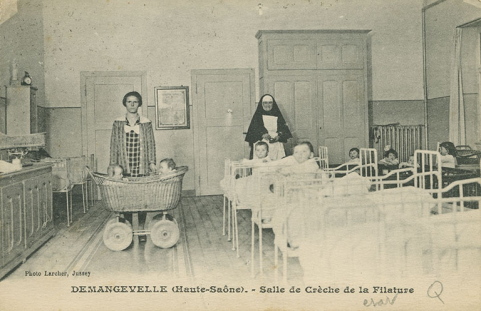 Demangevelle. Salle de crèche de la filature. Carte postale. © Région Bourgogne-Franche-Comté, Inventaire du patrimoine Demangevelle. Salle de crèche de la filature. Carte postale. © Région Bourgogne-Franche-Comté, Inventaire du patrimoine