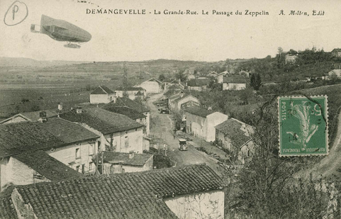 Demangevelle. La grande rue. Le passage du zeppelin. Carte postale. © Région Bourgogne-Franche-Comté, Inventaire du patrimoine Demangevelle. La grande rue. Le passage du zeppelin. Carte postale. © Région Bourgogne-Franche-Comté, Inventaire du patrimoine
