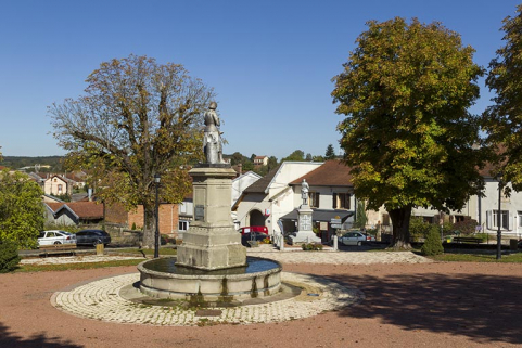 La fontaine Jeanne d'Arc sur la place publique. © Région Bourgogne-Franche-Comté, Inventaire du patrimoine