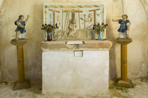 Le retable entouré de deux orants. © Région Bourgogne-Franche-Comté, Inventaire du patrimoine