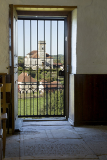 Vue sur l'église depuis l'intérieur de la chapelle. © Région Bourgogne-Franche-Comté, Inventaire du patrimoine